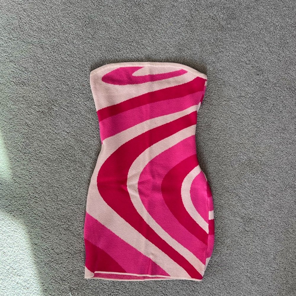 Retro pink swirl strapless mini bodycon dress 💗🌀